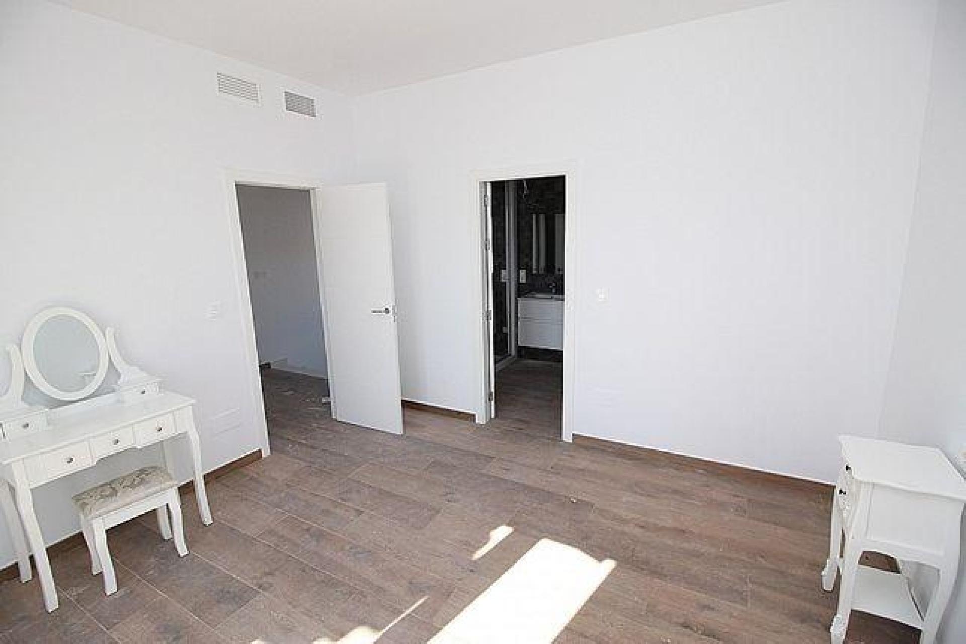Luxury New Villas with Pool inc. land, licences & legalities in Alicante, Pinoso in Medvilla Spanje