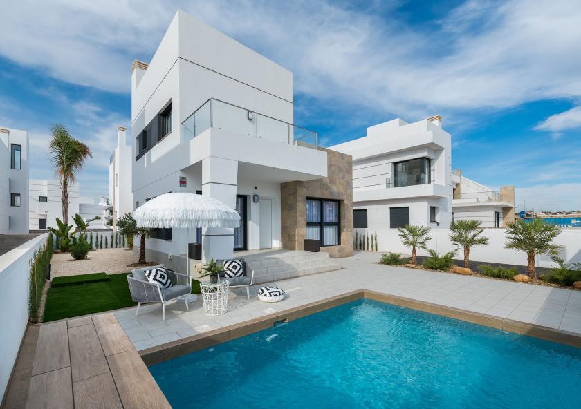 Modern villa for sale in Los Alcazares, Costa Calida in Medvilla Spanje