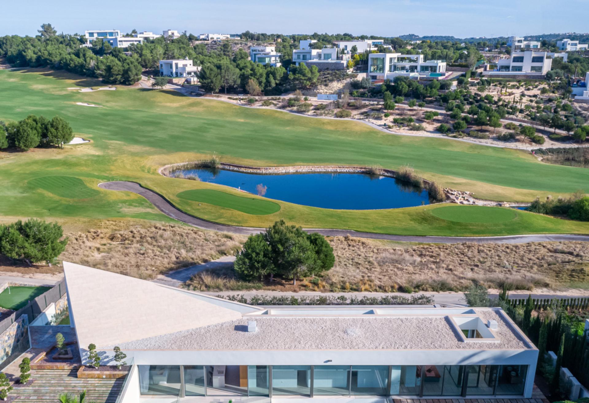 Exclusive villa on an 18-hole golf course on the Costa Blanca in Medvilla Spanje