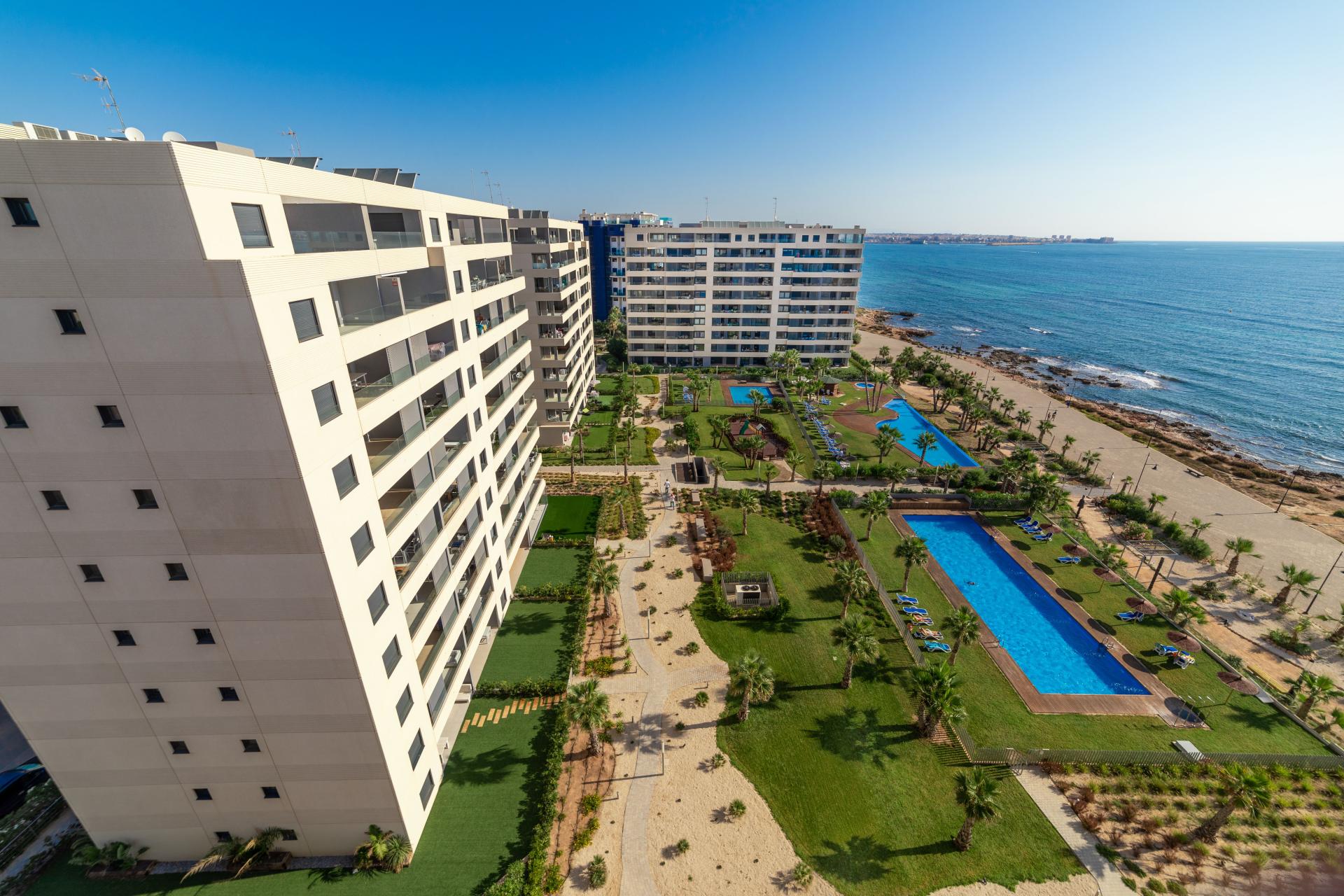 Apartments for sale on the first line of the sea and the beach in Punta Prima in Medvilla Spanje