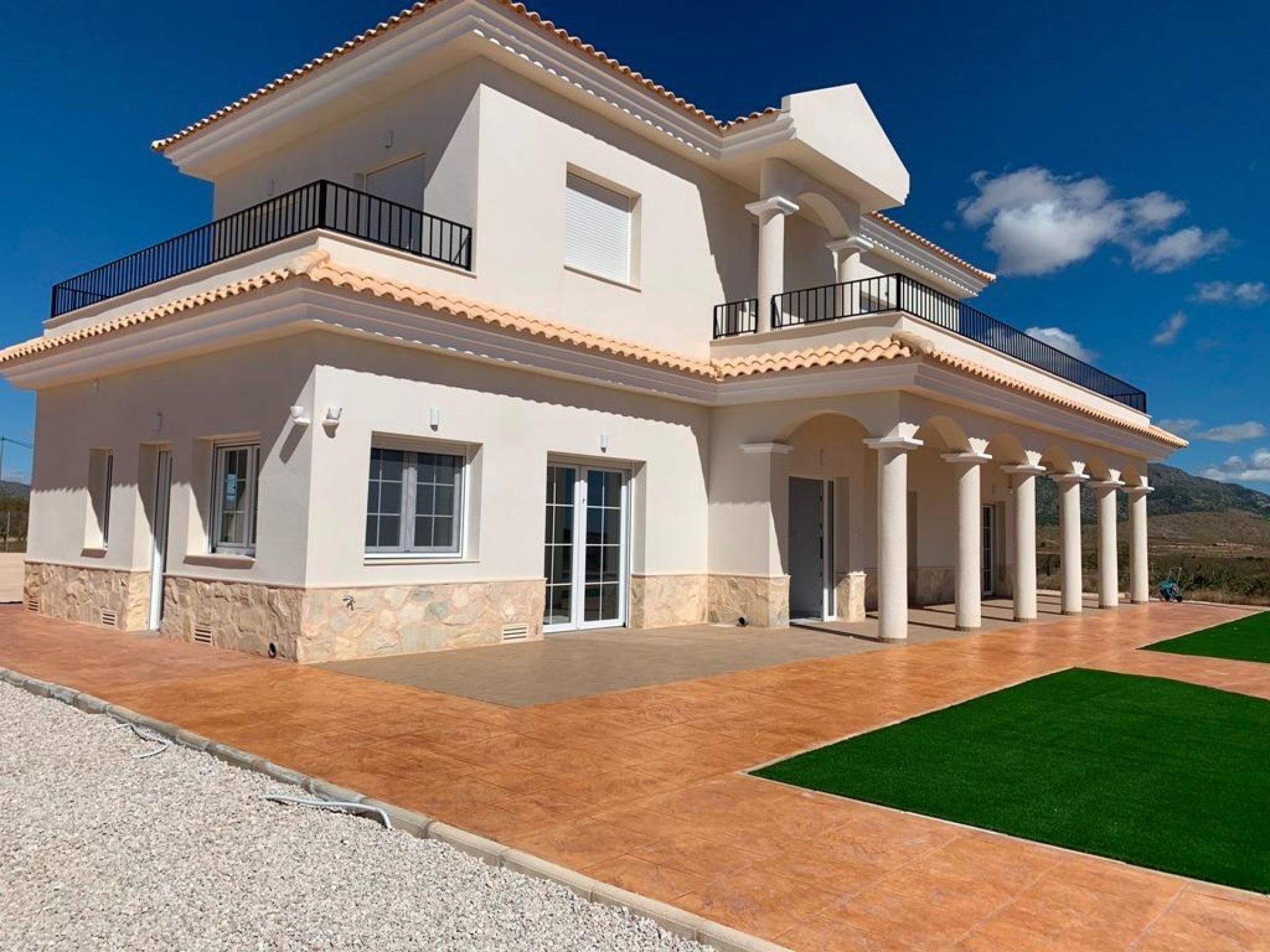 Luxury New Villas with Pool inc. land, licences & legalities in Alicante, Pinoso in Medvilla Spanje