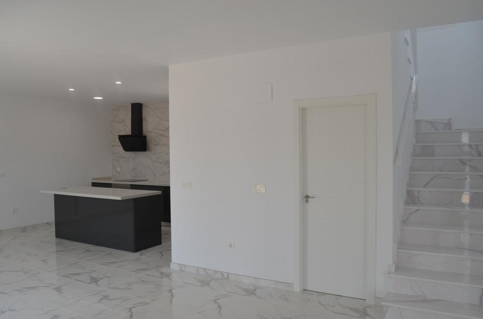 Luxury New Villas with Pool inc. land, licences & legalities in Alicante, Pinoso in Medvilla Spanje