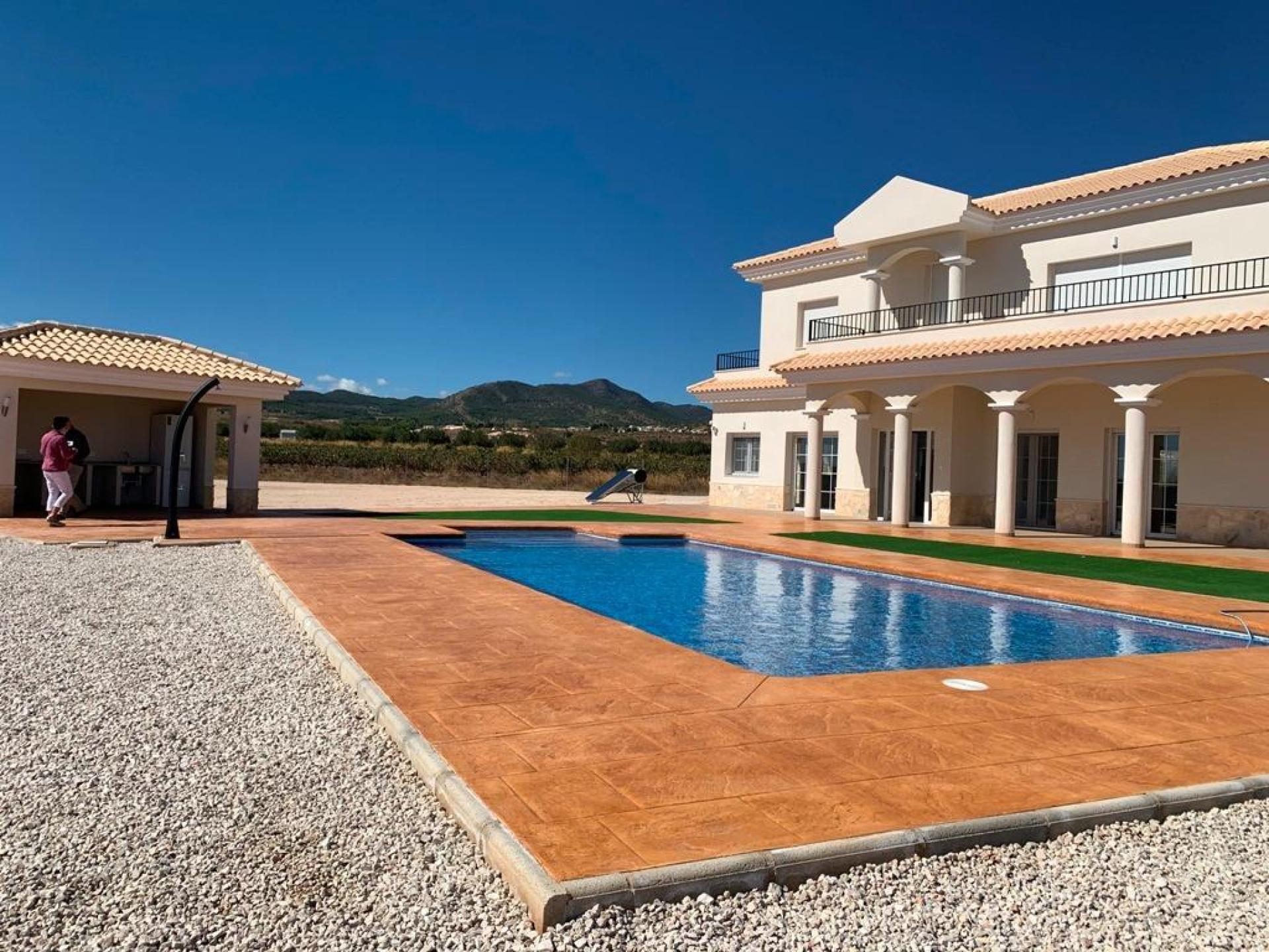 Luxury New Villas with Pool inc. land, licences & legalities in Alicante, Pinoso in Medvilla Spanje