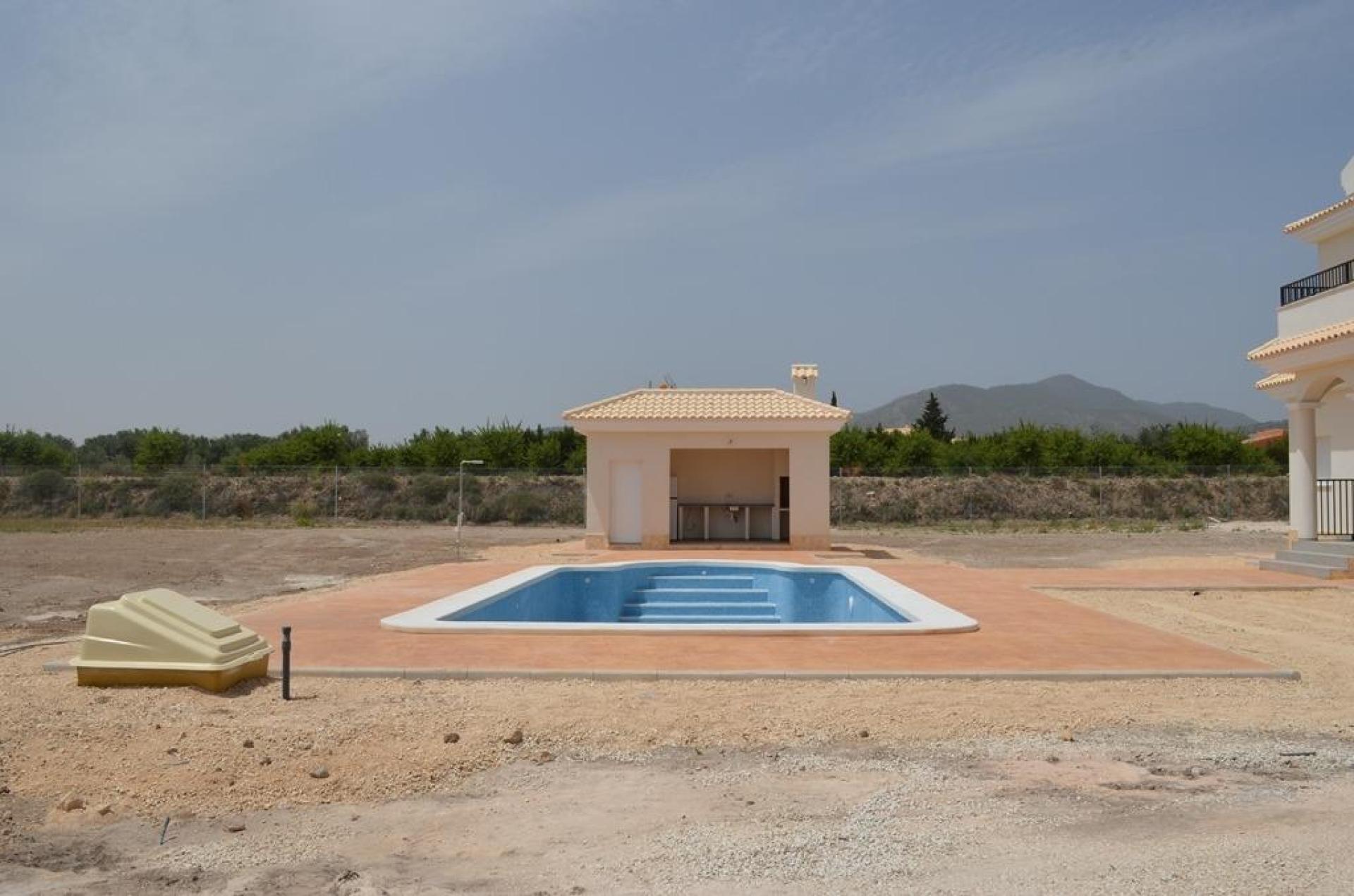 Luxury New Villas with Pool inc. land, licences & legalities in Alicante, Pinoso in Medvilla Spanje