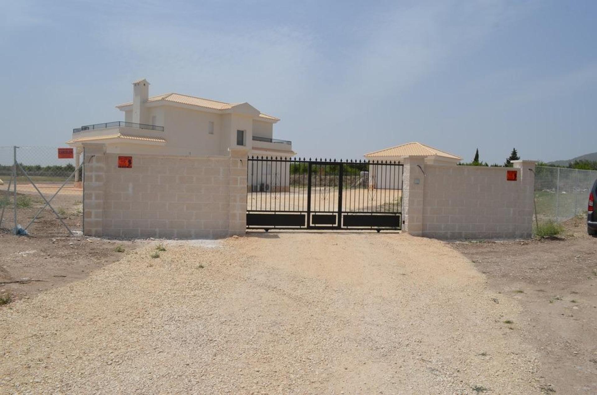 Luxury New Villas with Pool inc. land, licences & legalities in Alicante, Pinoso in Medvilla Spanje