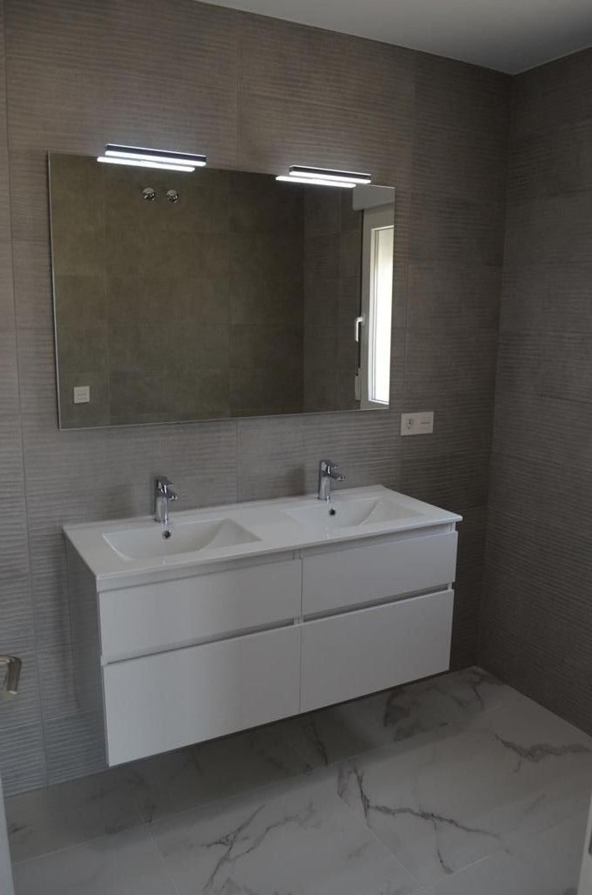 Luxury New Villas with Pool inc. land, licences & legalities in Alicante, Pinoso in Medvilla Spanje
