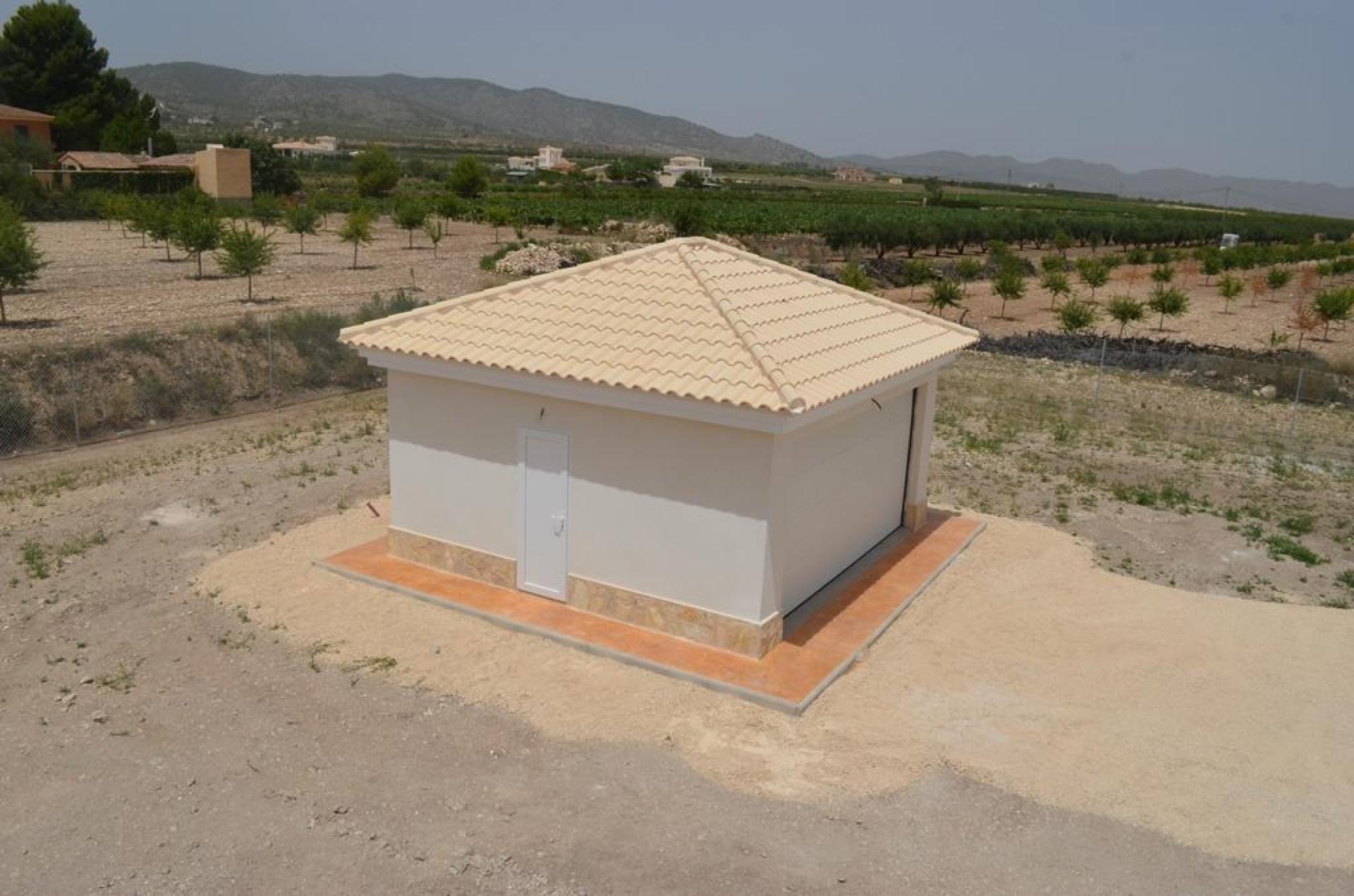 Luxury New Villas with Pool inc. land, licences & legalities in Alicante, Pinoso in Medvilla Spanje