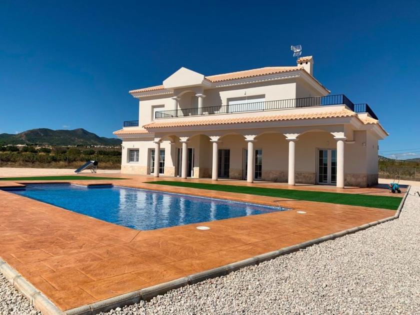 Luxury New Villas with Pool inc. land, licences & legalities in Alicante, Pinoso in Medvilla Spanje