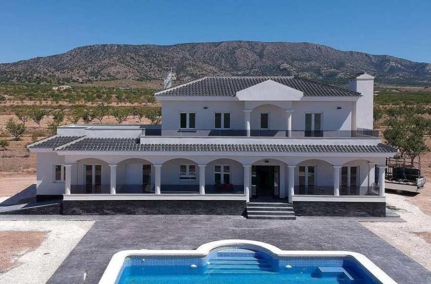 Luxury New Villas with Pool inc. land, licences & legalities in Alicante, Pinoso in Medvilla Spanje