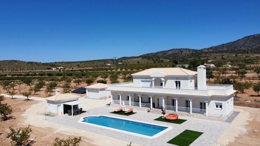 Luxury New Villas with Pool inc. land, licences & legalities in Alicante, Pinoso in Medvilla Spanje