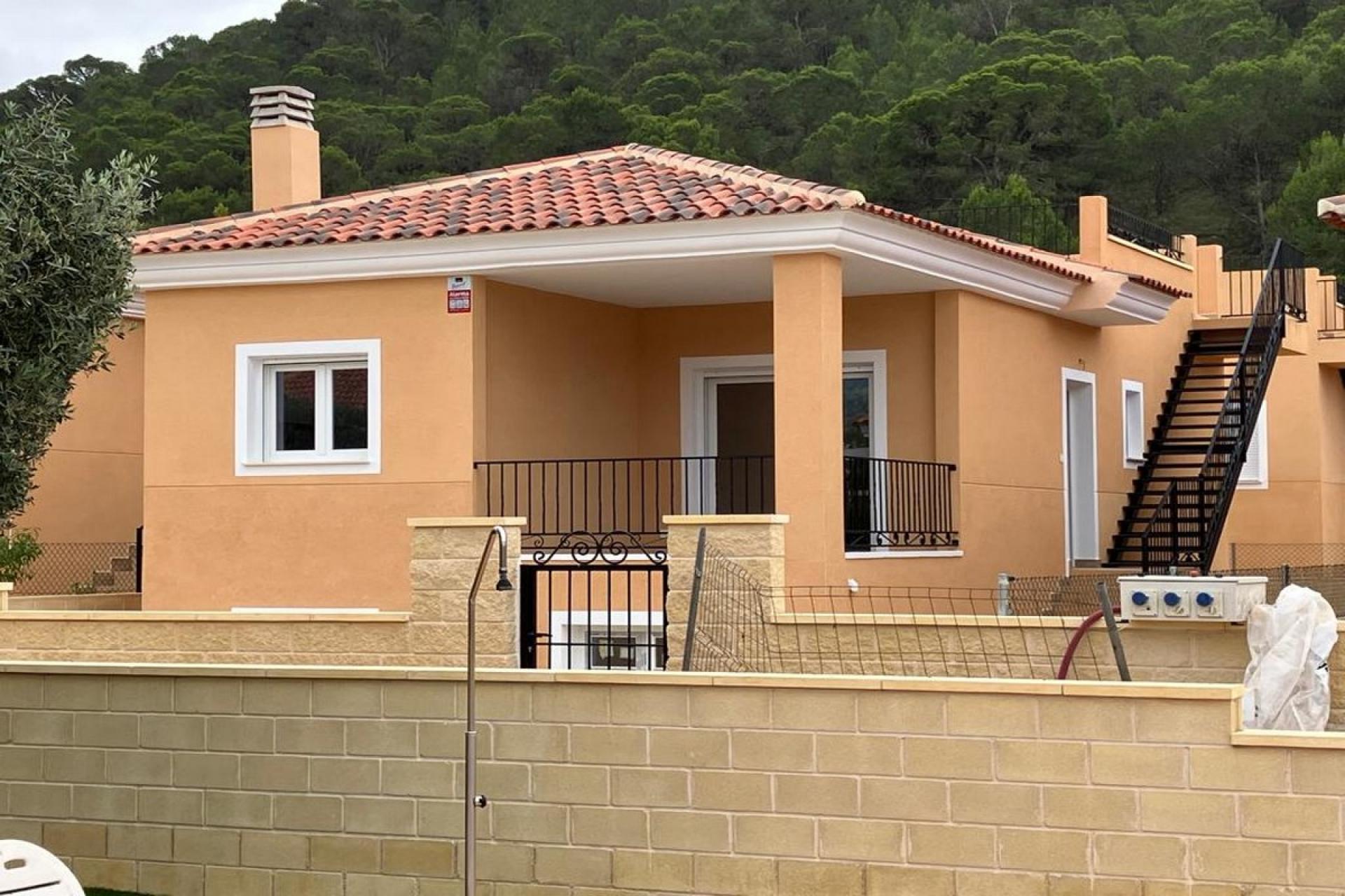 Cheap detached house for sale inland Alicante in Medvilla Spanje