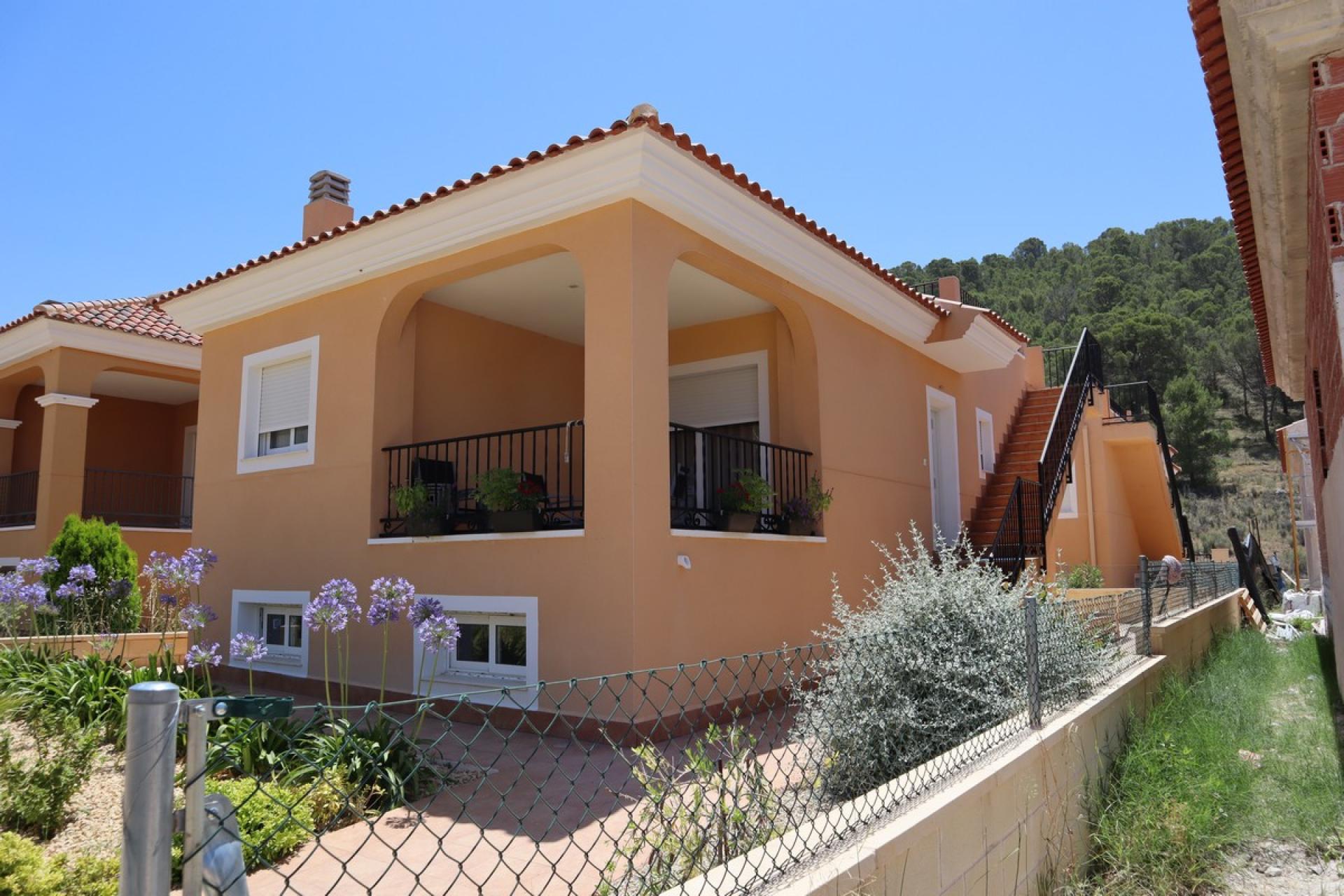 Cheap detached house for sale inland Alicante in Medvilla Spanje