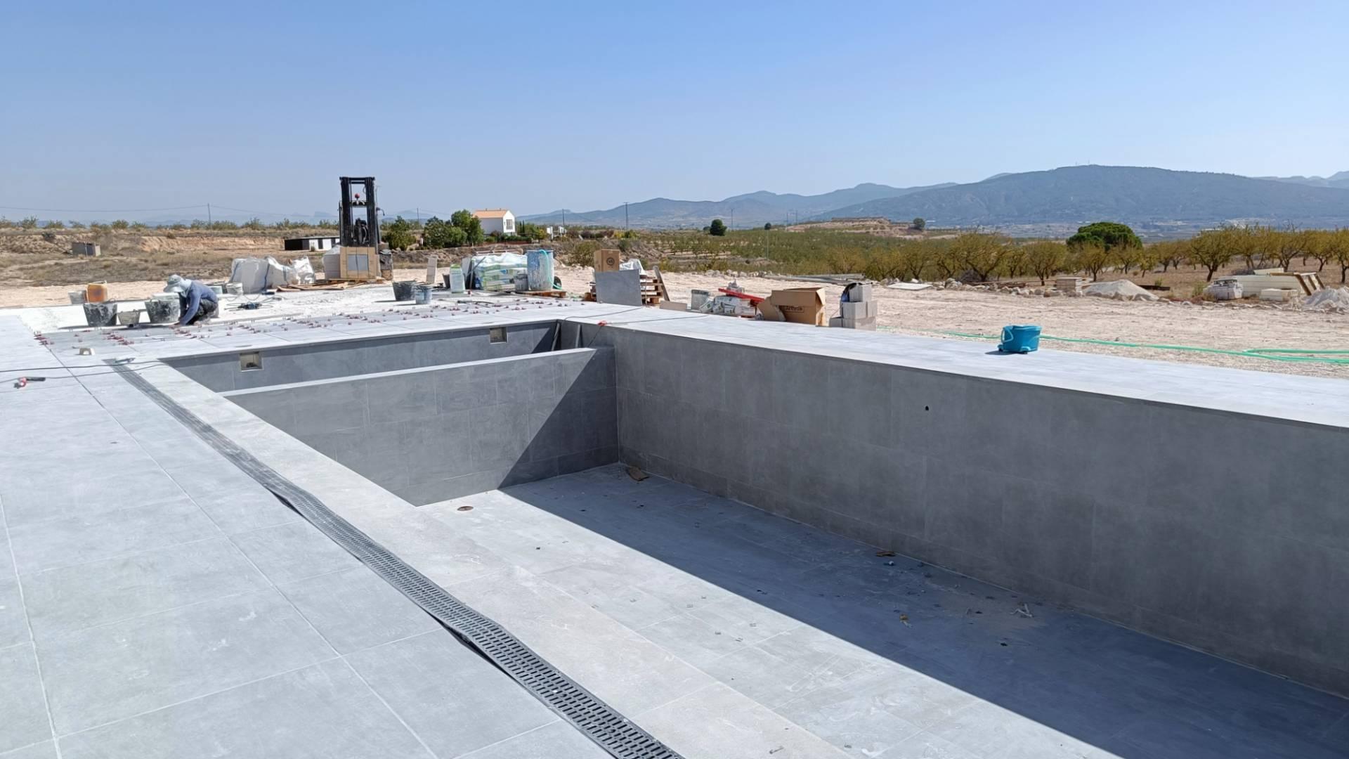 Detached villa with pool under construction in La Romana in Medvilla Spanje