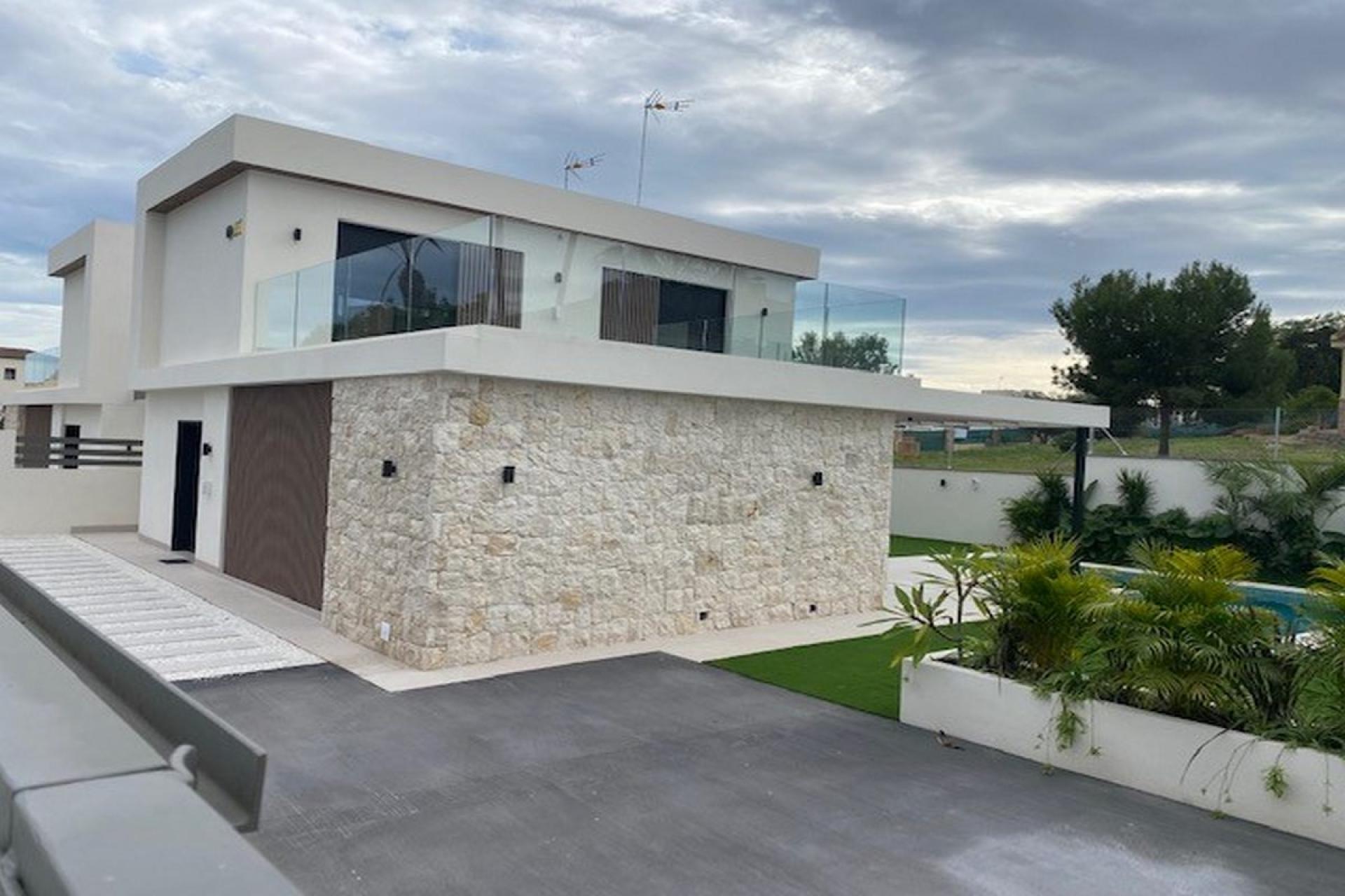 Detached new-build homes in Lomas de Cabo Roig in Medvilla Spanje