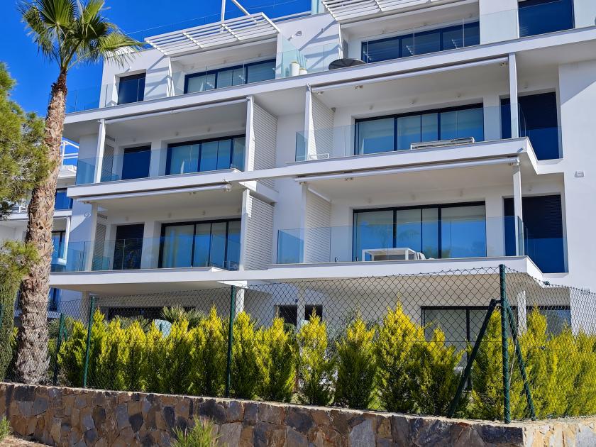 Luxury resale apartment on Las Colinas Golf in Medvilla Spanje